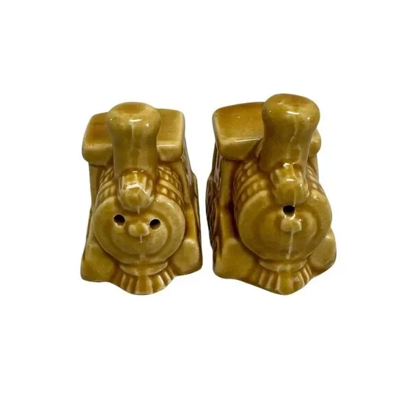 Vintage Train Locomotives Salt‎ and Pepper Shakers with Stoppers Made in Taiwan - Picture 2 of 5